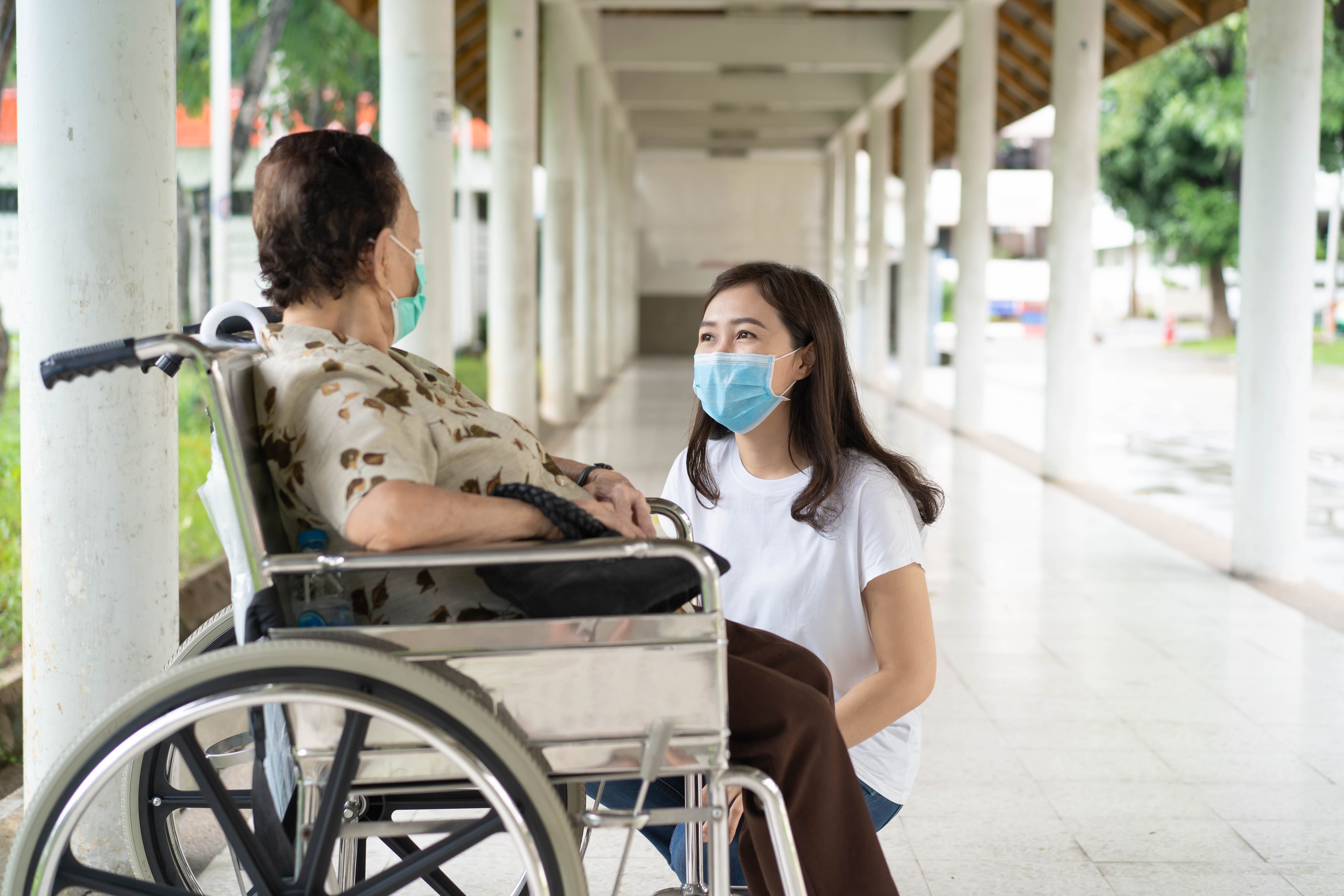 新冠危機迫使產業重整，給人溫吞印象的長照企業，在加入其他產業的經營手法後，如何在國家福利、企業營收、職員薪資和服務品質之間取得平衡？