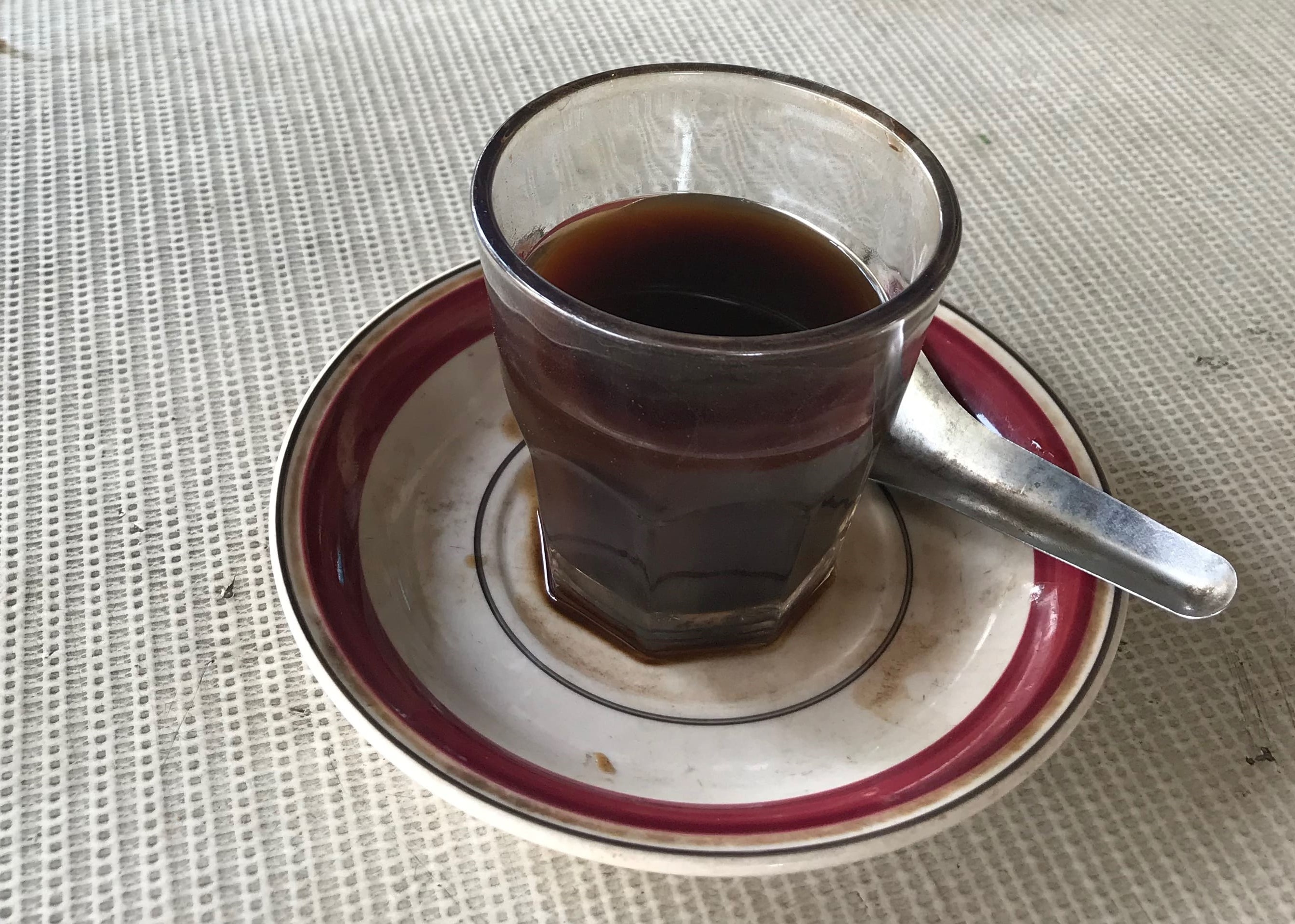 雅加達咖啡店，喝起來都是一樣的重烘焙焦味，仿佛只有加糖、加奶的差異。
