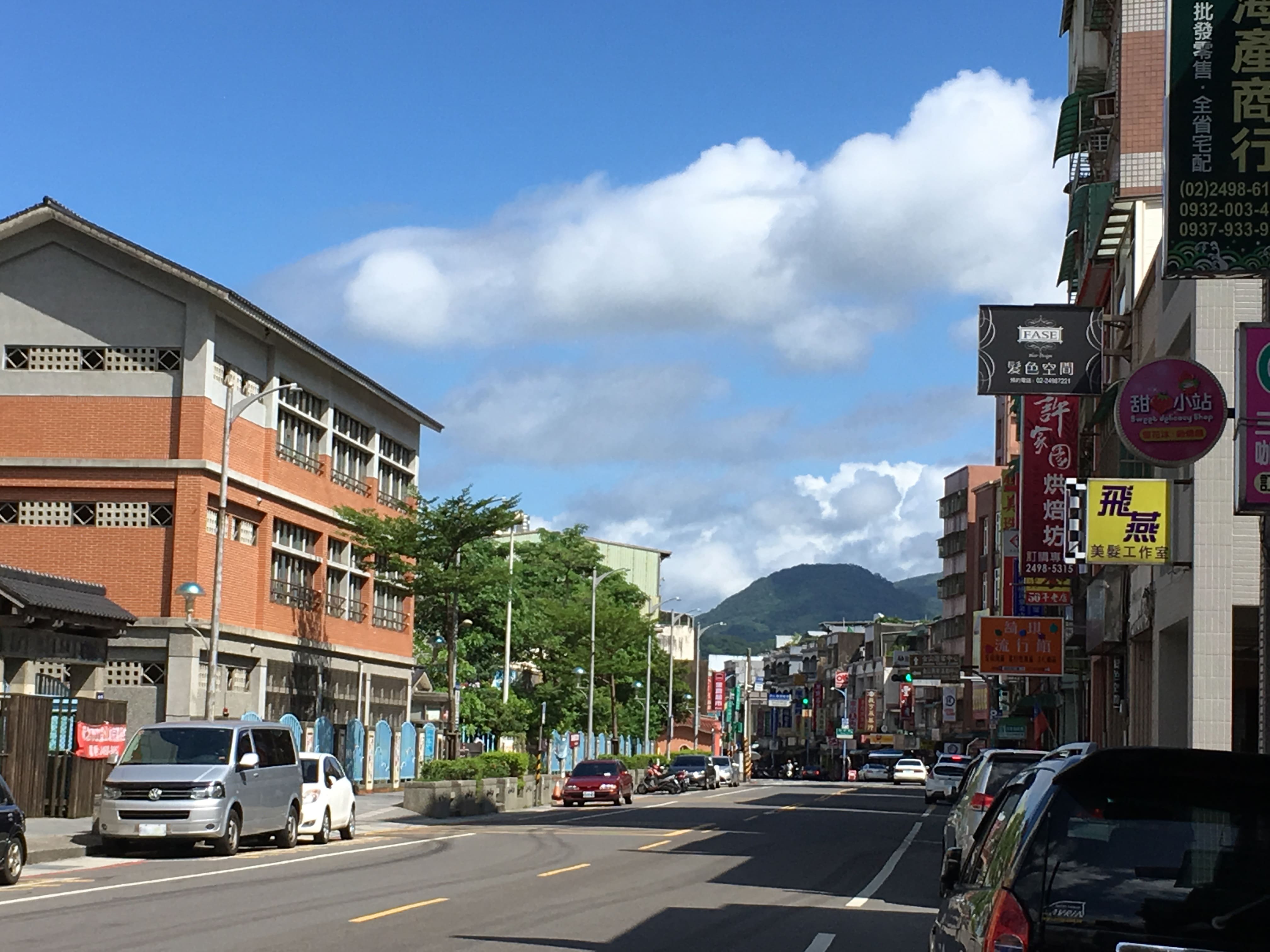 圖為新北市金山區中山路。在山的另一頭，政府把核二廠蓋在那裡，人民皆活在核電的陰影下。