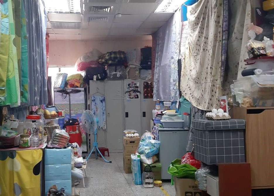 對移工來說，狹小的空間在過往意味著生活上許多不便，現在則成為恐懼和不安的來源。如何提升和強化移工自身對住宿環境的認同、共識、處理生活紛爭和自主管理的能力?