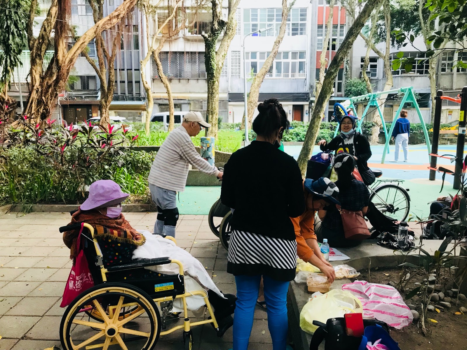 台北看護們的公園相聚時刻。