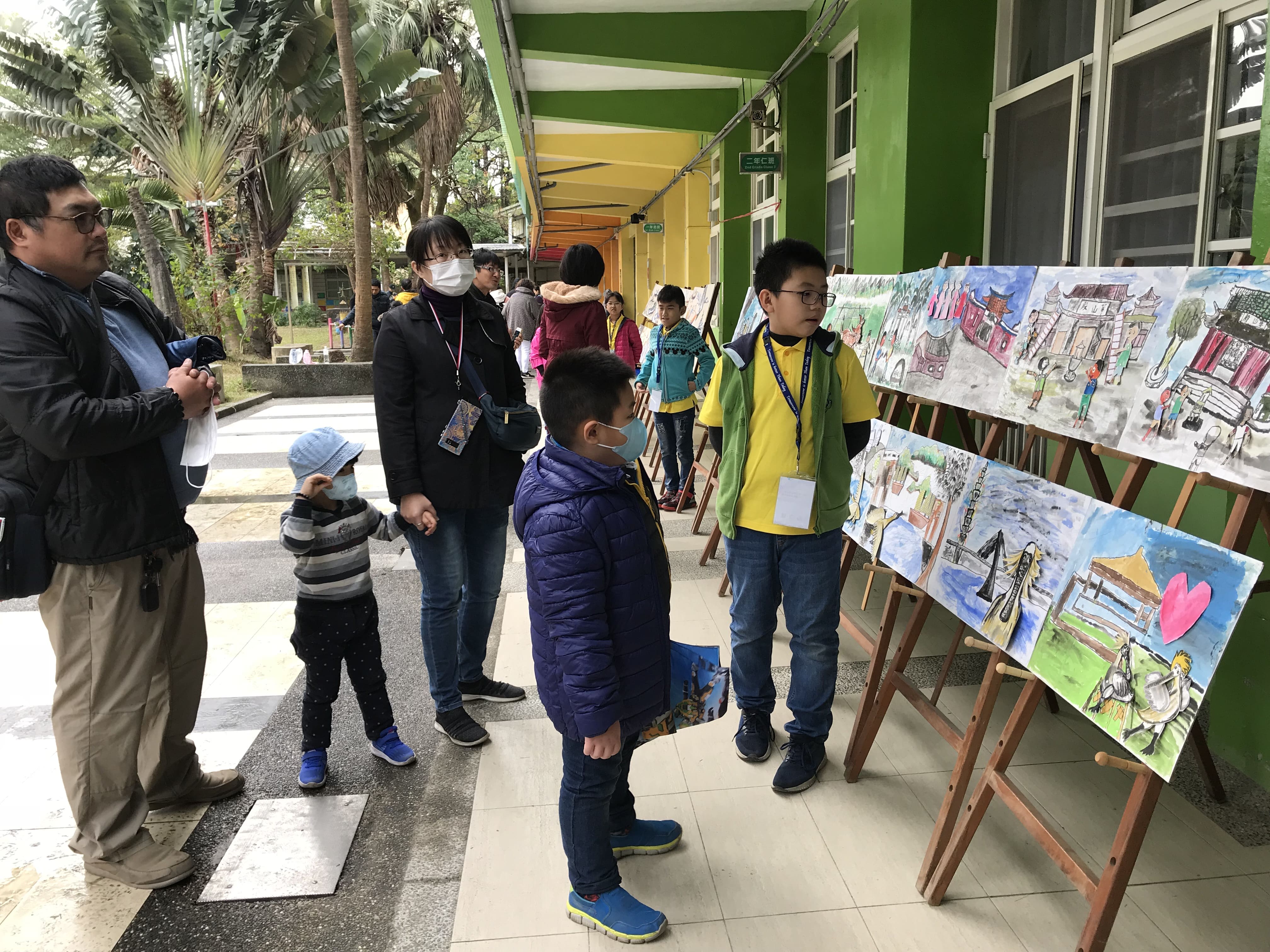 竹滬國小積極從地方特色開發學校亮點，以藝文與閱讀為重點工作。圖為校外展覽活動，孩子正在導覽自己的作品。