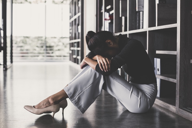 人們告訴女人要把目標設得更高、要懷有更多自信，同時父權主義毫髮無傷地堅持個體必須靠自己對抗整個系統，然後又在女人無法靠著個人努力打擊該系統時責怪她。