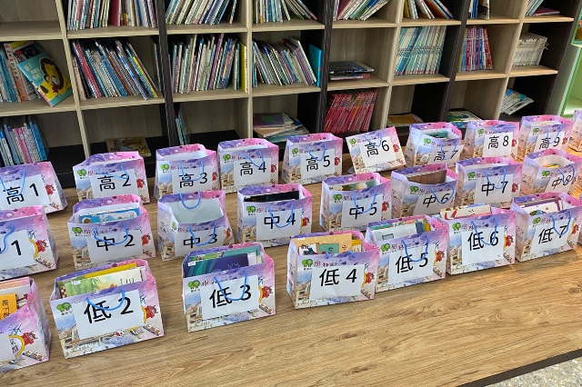 閱讀驚喜包一字排開，每袋都是老師們精挑細選的閱讀福袋。