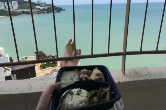 我的隔離生活看似克難，網路爛、食物難吃、沒熱水澡可洗......但一想起好多人在疫情下分割兩地，好多人為了讓我們安心生活而負重前行，心中的愛往往會不小心滿溢。
