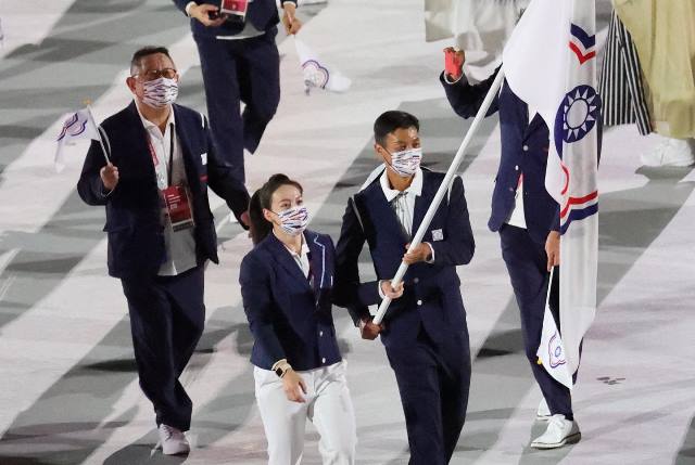 周裕穎選擇以「鐵窗窗花」呈現台灣意象，為台灣奧運代表隊設計開幕典禮入場戰服，也延續他一貫的「越在地越國際」及「永續主義」。
