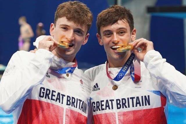 英國泳將Tom Daley（右）在拿下10公尺雙人跳水金牌後，告訴記者：「身為同志與奧運冠軍，我感到無比光榮！」