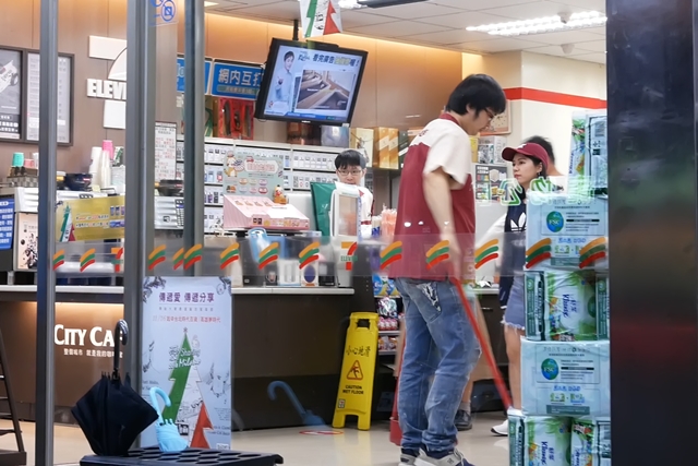 便利商店總部竭慮地拆解現場的工作內容，確保無工作經驗、兼差性質的最低薪資勞工，都能在短時間上手，努力去技術化，壓低勞動成本，提升成員的可替換性。