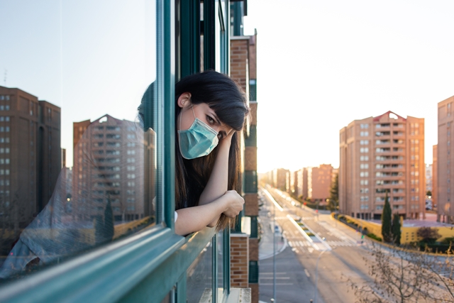 各種不同的「限制」隨著感染率下降而漸漸解封，民眾卻開始出現了「窩居心理」，懷疑自己為什麼不像其他人一樣對於久違的自由感到開心？是不是病了？或是太奇怪？