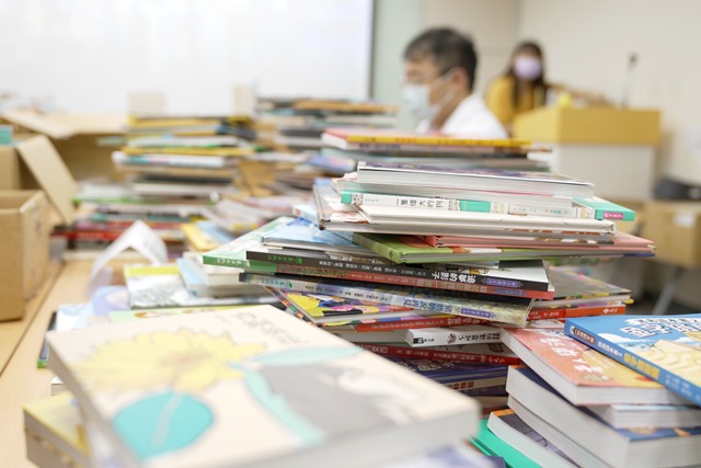 天下雜誌教育基金會於每年暑假舉辦「百本好書」選書大會，邀請各大出版社共襄盛舉，提供當年度全新出版童書參選。