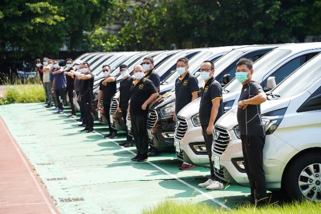 「新北抗疫微光專案」的防疫車隊，隨時接受調度任務，踏實地做好自己和車內環境的防護，把病毒隔絕在車內，保護車外的社會安全。