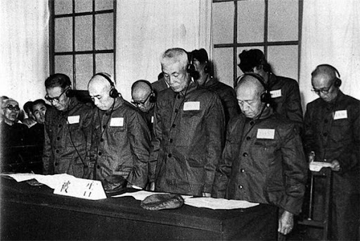 中國舉行的乙丙級戰犯審判，勾勒出戰後東亞國際秩序的混沌，以及戰犯問題如何在冷戰的脈絡下成為政治角力的工具。圖為日本戰犯在法庭上接受審判。