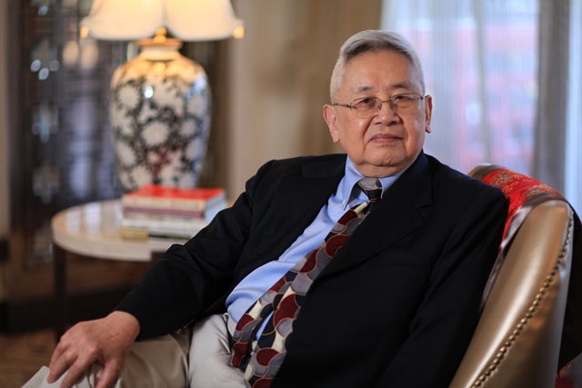 余先生的工作成就，主要是在思想史方面。他對社會性事務的關心，體現出了他的知識人色彩；但這並不代表他同時必須是其他學科方面的專家，對每一件公眾事務的判斷，都必須準確無誤，不帶個人偏好。