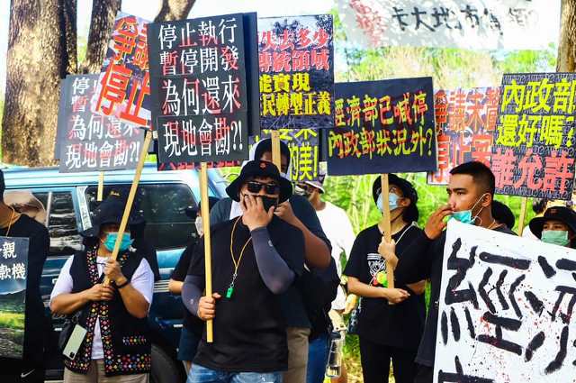 台東知本光電案，內政部在20日逕自啟動下一階段的審查，堅持進行會勘，事前部落甚至未接獲通知。當天族人舉牌抗議，仍無法阻擋審查委員隨同開發廠商勘查。