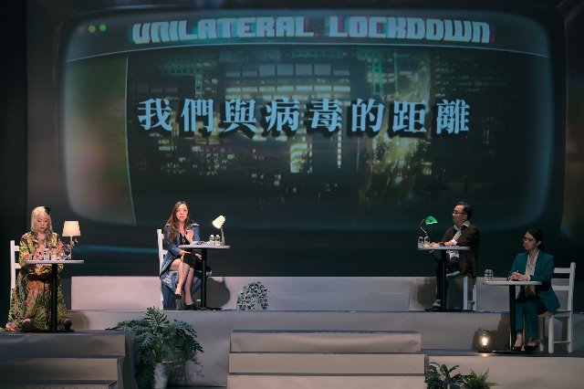 《單向封鎖》舞台劇以COVID-19疫情為背景、以電視談話節目為形式，一共5位素人演員，都是在場上「演」自己，然後以來賓的身分出現在這場電視談話節目裡，對疫情發表議論。