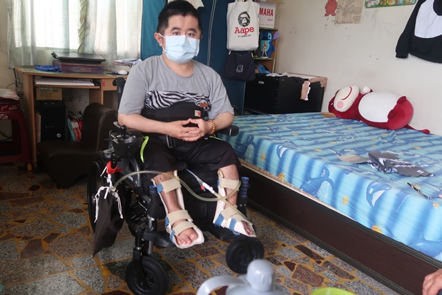 康文賢即便下半身癱瘓、生活不能自理，仍用純真笑容面對生活，希望有一天能自食其力。
