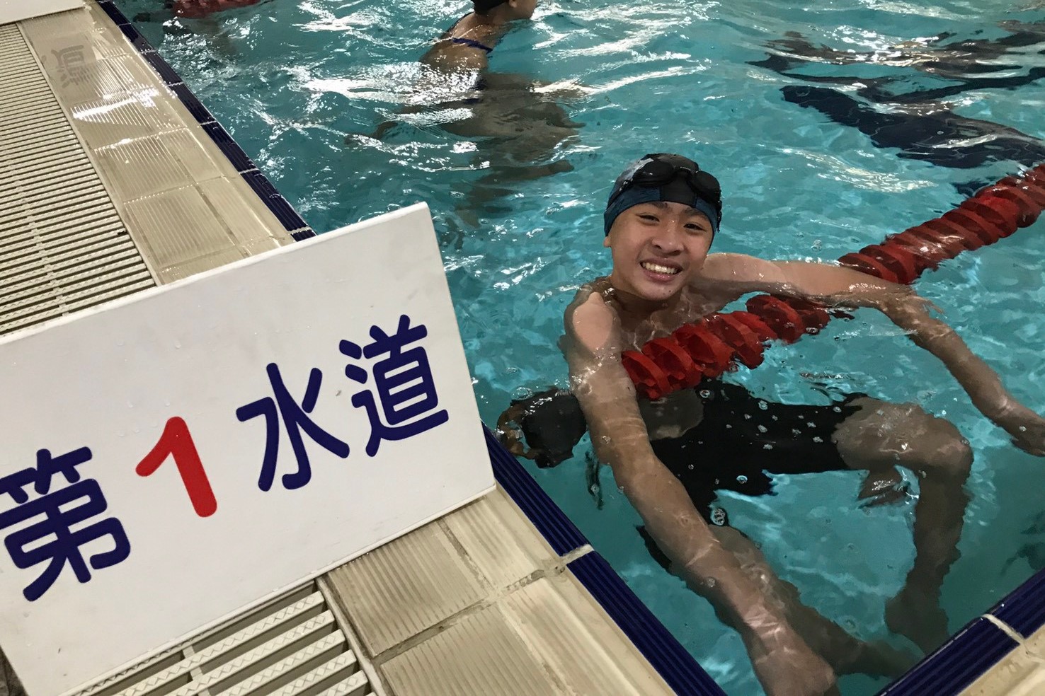 吳慕安克服身體的僵硬挑戰自己，努力練好游泳技巧，在游泳項目表現優秀，讓他在學校贏得「海王子」的稱號。