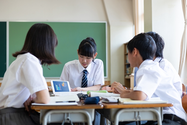 每種語言都有其特性與價值，我們應該對任何語言學習保持開放態度，但雙語政策在台灣考試升學為主的教育現場要推動，仍有高度挑戰。