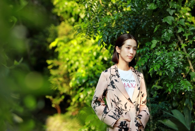 那是從小扮演大人的温貞菱，儲藏了半輩子的能量，而她逐漸在一個又一個的角色中，重現曾錯過的情緒。