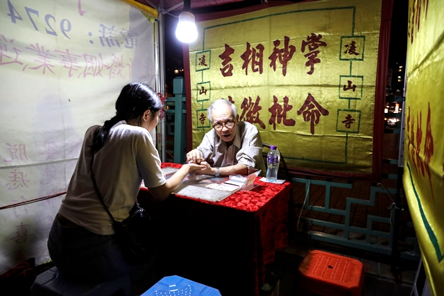 天干地支是過去的人們觀察自然，發現天道運行規律的哲學，也是呈現宇宙奧秘的文字密碼。在占卜吉凶之外，其實也蘊含數學規律與哲學思考。