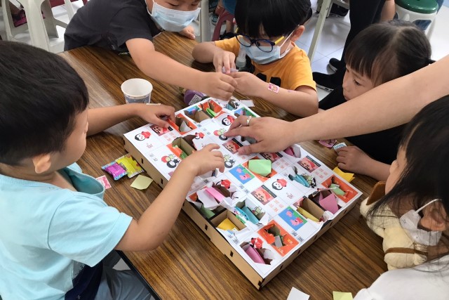 郭慧娟自英國引進「死亡咖啡館」活動，希望透過喝咖啡、玩桌遊等方式聊生死，讓大家學習以正向態度面對死亡這件事。