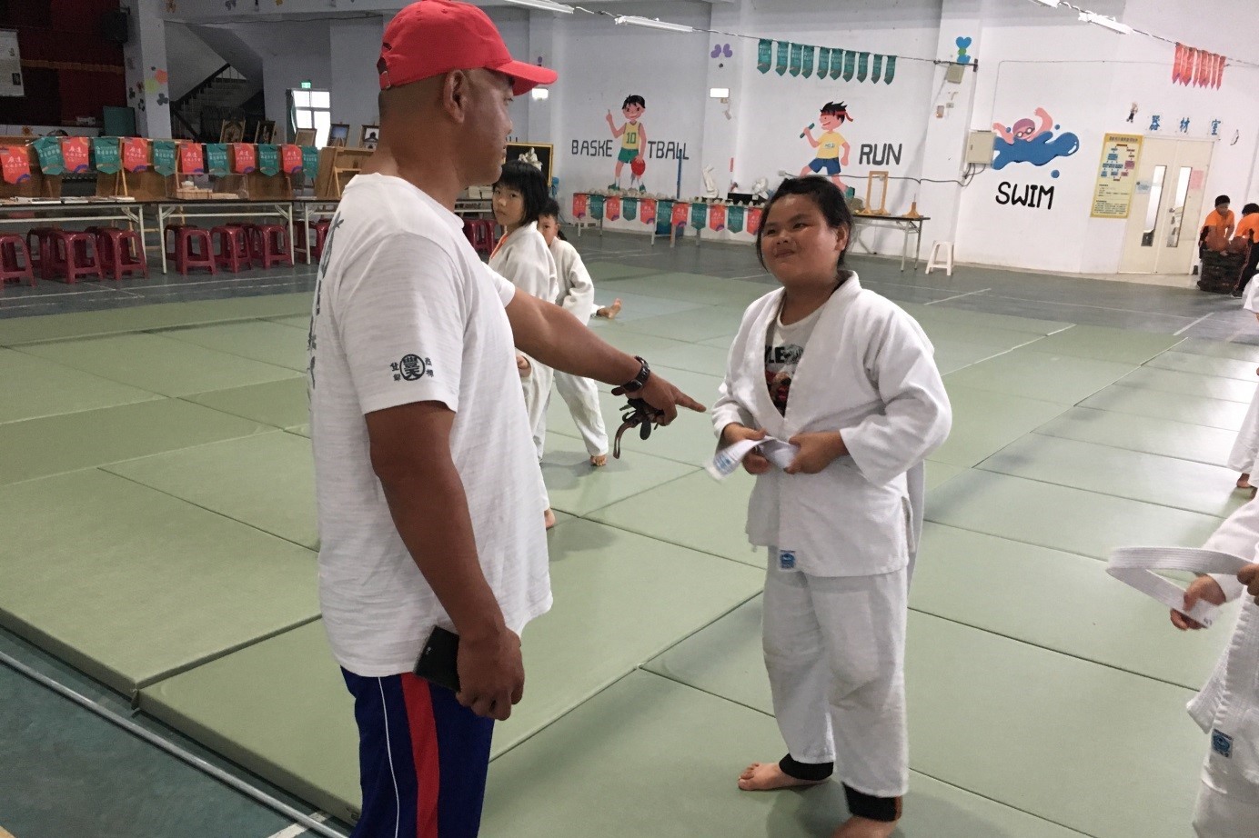 羅瑜柔二年級時剛加入柔道隊，師丈教她綁柔道帶，她從這時愛上柔道運動。