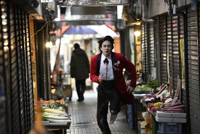 《jam》有三條故事主線，其中是一位紅不起來的演歌手Hiroshi跟粉絲之間的綁架事件，這是我認為最精彩的一條線。