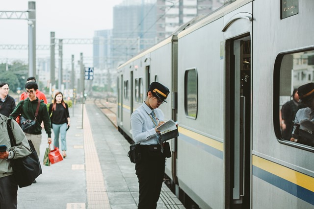 台鐵一直以來必須高度倚賴人力與複雜的規章制度，才能滿足旅運服務與行車安全。普悠瑪事故後，若檢視台鐵「人」與「制度」上的安全轉型策略，又會發現哪些問題？