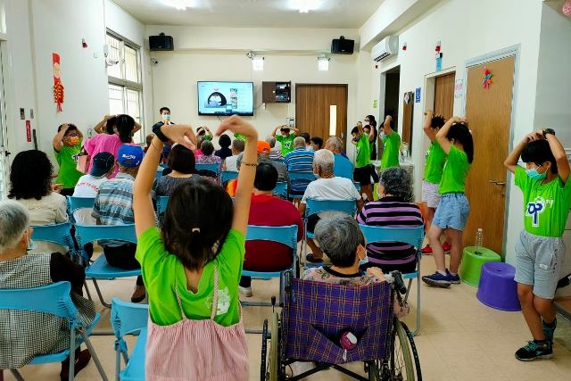 「老幼共融」讓高齡長者和小朋友互動，可以讓年幼的孩子學習與長輩相處，也讓老人家能有親近、陪伴的對象。圖為台灣三級警戒前，太保日照中心慶祝母親節的活動。