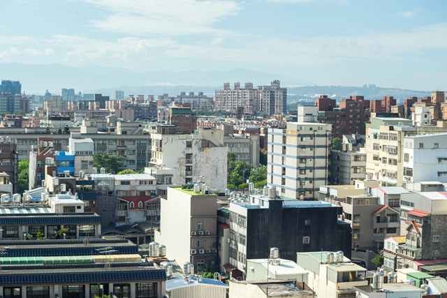 全台有將近一半的房子屋齡超過30年，台北市的30年老屋更占了7成以上，加上台灣即將邁入超高齡社會，老舊房屋潛藏的隱憂實在令人擔心。