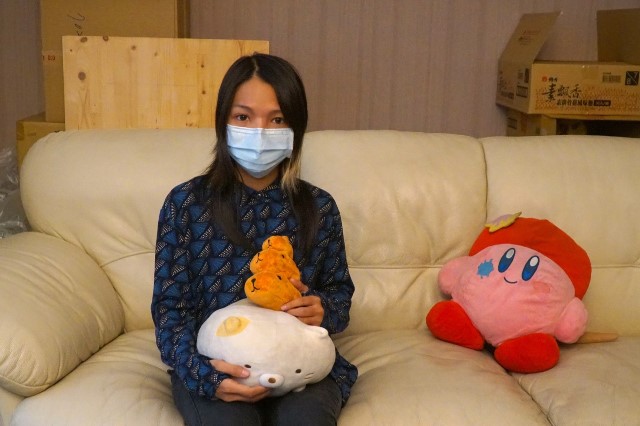 小河手上拿的是工會同事筠筠夾娃娃夾到的「水豚君」，和一隻角落生物「餅餅」，叫她餅餅，是為了紀念一隻過世的愛滋病貓咪。