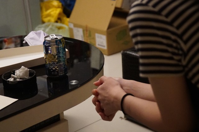 依依覺得在酒店裡，她的成就感在於填補了別人對關係上的需求，也彌補了她對自己生命中的不完全。這場心理諮商，喝的是酒。