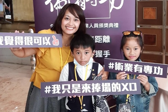 高惠蓮長期陪伴身心障礙學童，並連結教育、社政、警政資源供提家庭支持。圖為她在109年全國全國績優社工受獎時，與家人的合照。