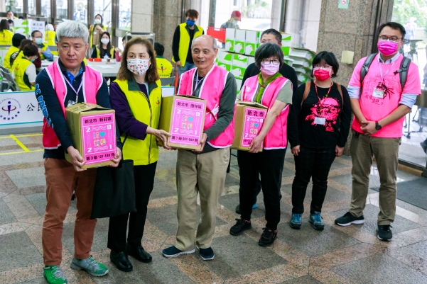 此次總共有4項公投案，分別是重啟核四、反萊豬進口、公投綁大選和桃園藻礁，但許多人並不知道公投的議題題目，甚至連公投的日期都不太清楚。圖為早前環保團體將珍愛藻礁公投案連署書送往中選會。