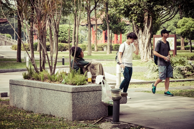 無家者來到公園，他們試圖與周遭他人連結，擬仿主流社會的婚姻及家庭制度，打造私領域的連帶。他們積極地創造連帶以滿足這些需求，相互陪伴與支持。