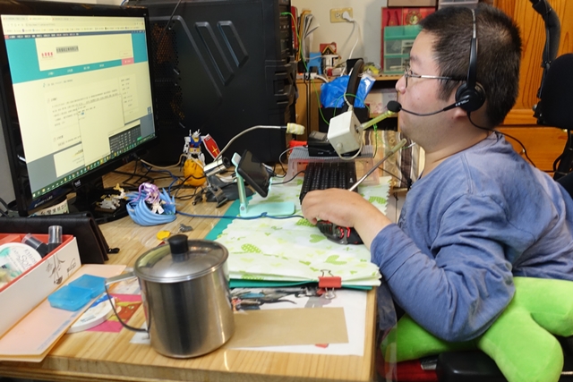 障礙者跟大家相同，各自懷抱著不同的夢想與專長，希望以體育、藝術、研發等不同專業，來自我實現、維持自主生活。圖為患有肌肉萎縮症的沈永德，以居家就業的方式，擔任客服專員。