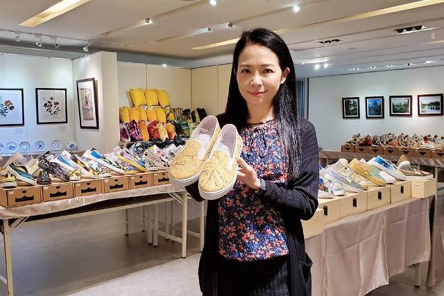 康毓庭老師將教學融入公益，發起彩繪鞋義賣捐助社福單位，讓學生親手彩繪的每雙鞋，多了份愛的價值。
