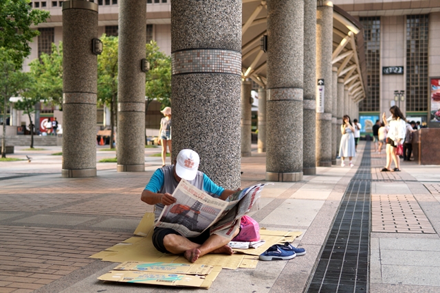 無家者中，「艱苦人」的身體或心靈狀態都較差，這使得他們需另謀生計，以獨特的生活姿態在公園裡活著。