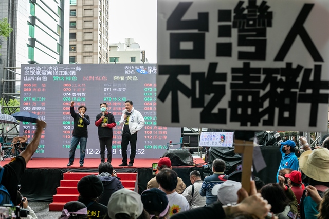 訴諸公投解決複雜的政治社會議題，本身就往往是過於理想化，進入公投就只能是是非題，只有在議會裡、或是透過審議式民主，才有申論題的可能。圖為去年的野薑花運動，國民黨進行反萊豬的抗議行動。