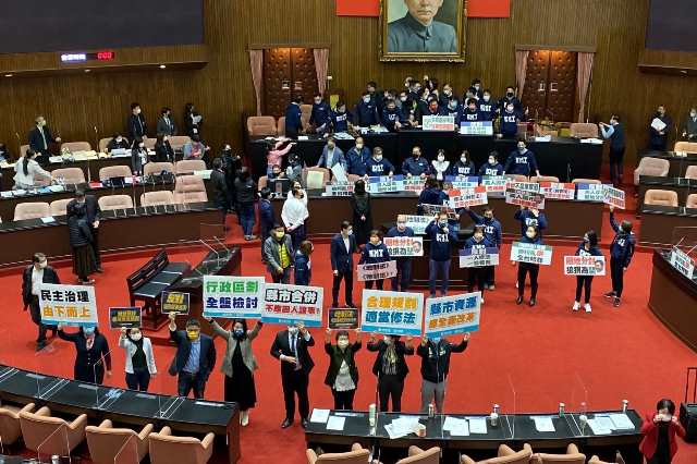 「年度總預算」與「地制法」修法逕付二讀。這立刻引來在野黨的痛批。其實朝野的對立與妥協，基本上都不是雙方之間溝通品質的問題，他們並沒有要「說服」對方，而是想影響民眾對其道理的「認知」。