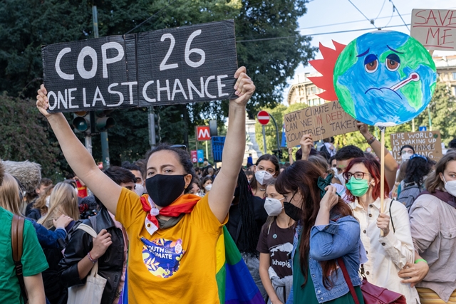 2021年確實令人感覺世界上的對立越來越尖銳，音量越來越高亢，而且四面楚歌，最全面的衝突，是人與環境的衝突。圖為年輕人在COP26召開前遊行。