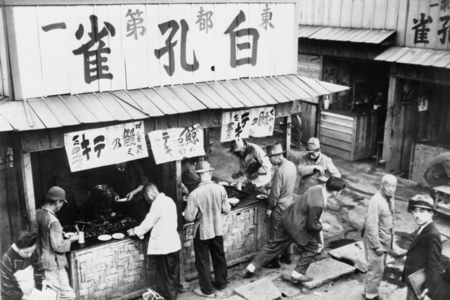 二次世界大戰前後，日本和其政治、社會、經濟、文化的連續關係，不僅令人聯想到現今台灣海峽兩岸之間的異同，也似乎與台灣解嚴前後的關係有某種類似性。圖為1950年代的日本，仍未從二戰中復甦。