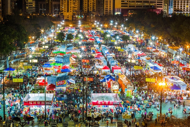 「年宵」就是新年前的夜市，供市民置辦年貨、採購花卉，至大年初一清晨收檔。各地都有這類新年市集，又以維園的規模最大。