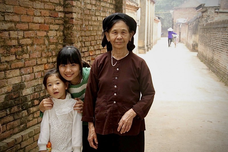 阿嬤，你就如同火爐的光照亮著我的路途，不管我在哪裡也不會迷路。這是一封沒有寄出給你的信，但它是我對你的愛，思念的寄託。請你平安地等我回家！