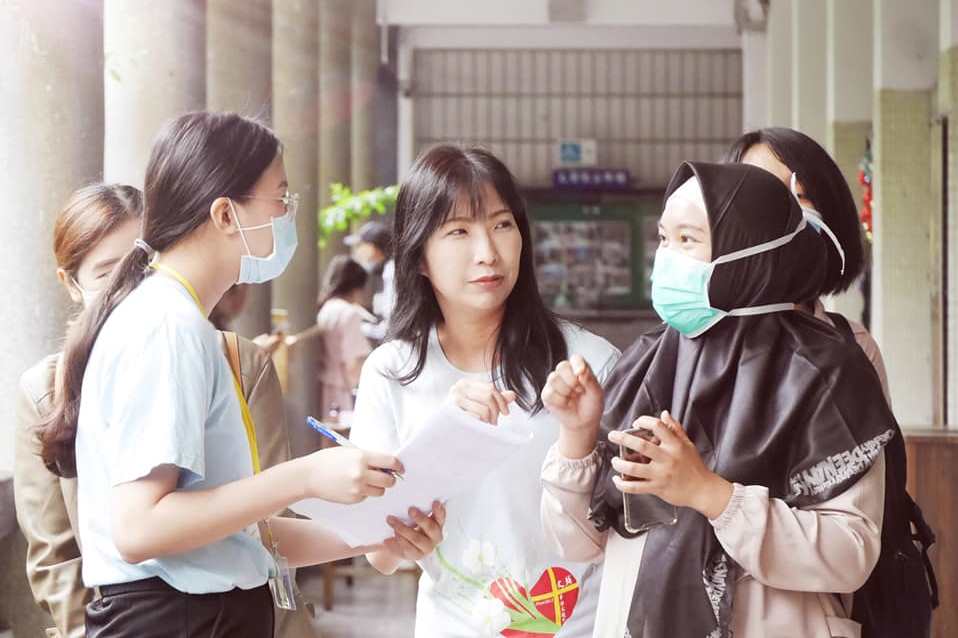 謝珮瑩親眼看見，移工在台灣，除了沒有私人空間，在職場也時常遭遇歧視。他們是台灣人口中的「阿蒂」、「安娜」，甚至是「欸，外勞」，失去自己真正的姓名。