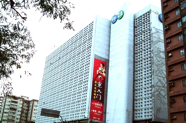 華視總不能號稱是公共電視集團的一員，卻又要想辦法賺錢，所以華視是公共媒體還是民營媒體？華視是要以盈虧為先，還是承擔公共媒體的責任？