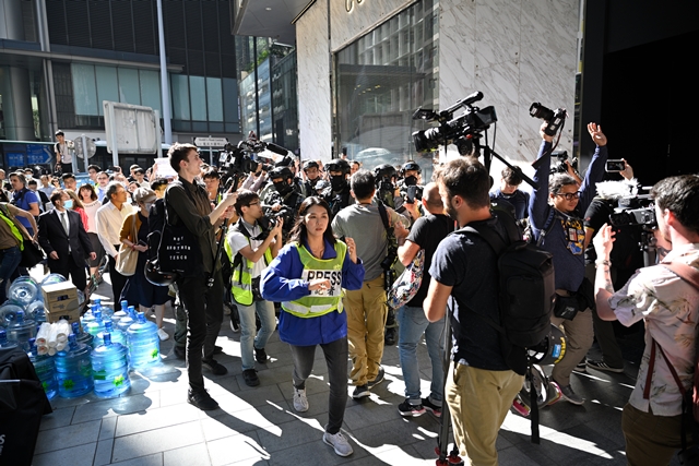 如今在香港官方的語言中，頻繁地出現「完善」二字：選舉制度要完善、教育要完善，媒體的完善又豈能倖免？而完善的手段，可以是殺掉節目、換掉主持、封殺「不受歡迎」的嘉賓……
