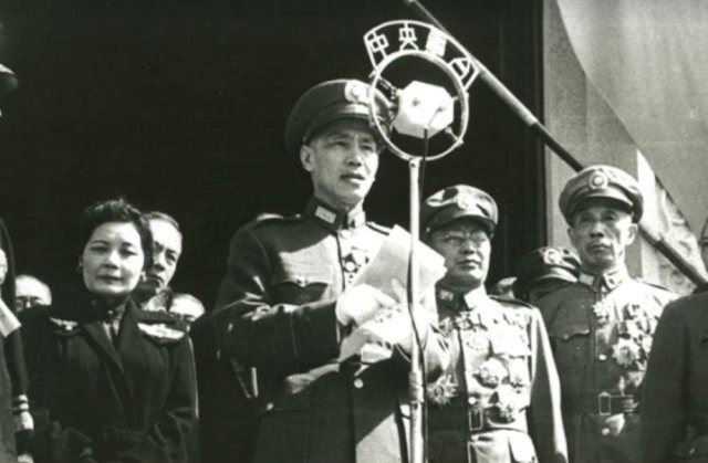 1945年8月15日，蔣介石抗戰勝利，於中央電台發表《告全國軍民及全世界人士書》。