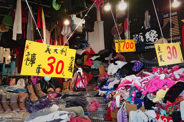 台北向來是繁華的代名詞。然而2022年的龍山寺旁，「30元專賣店」令我停下腳步。僅能花30元購買衣物的是什麼人？