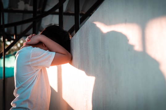 老師面對學生問題的處理模式，除了概括承受、移送學務處之外，應該還有第三種解方：教師同儕交流與協助。透過眾多力量的結合，除了減輕老師壓力，大家共思良方，問題或許迎刃而解。